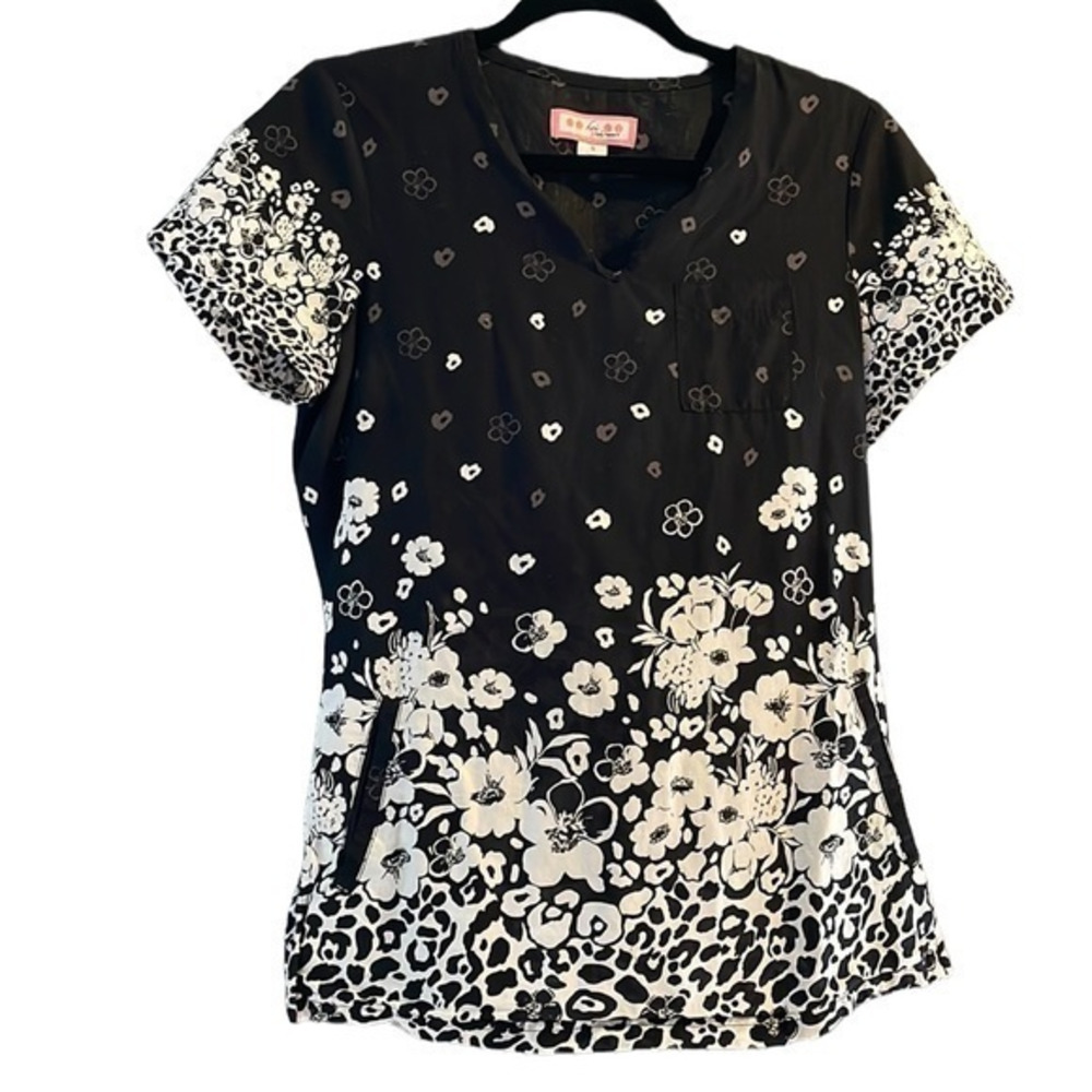 New Koi by Kathy Peterson Black and White floral Scrub Top size Small(S)